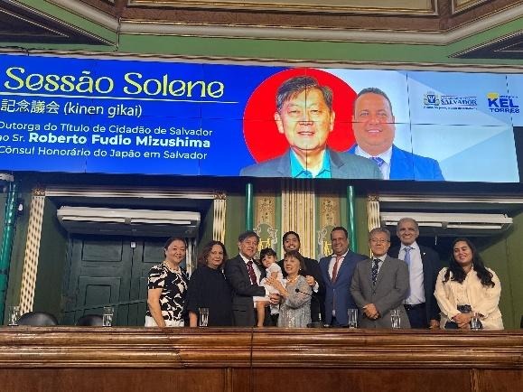 Roberto Fudio Mizushima e autoridades posam no plenário da Câmara Municipal de Salvador durante a sessão solene de entrega do Título de Cidadão de Salvador.
