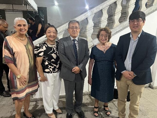 Autoridades e representantes da ACBJ-BA posam para foto ao lado do cônsul-geral do Japão no Recife em área externa da Câmara Municipal.