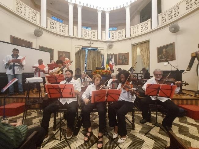 Músicos do Grupo Orquestral Ateneu Musical e integrantes do Coral Kosmos se apresentam em cerimônia no IGHB.