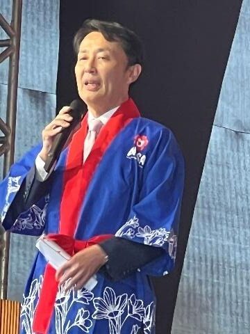 Embaixador Teiji Hayashi discursando ao microfone, vestindo traje tradicional japonês.
