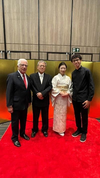 Dr. Odecil Oliveira, Cônsul Masami Ohno, Sra. Chie Ohno e Artur Costa posam em frente a um biombo dourado.