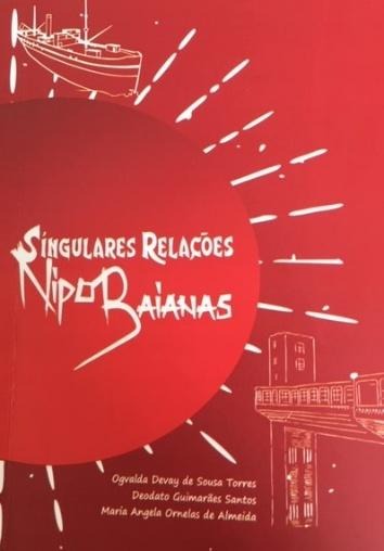 Imagem da capa do livro "Singulares Relações Nipo-Baianas". A capa é predominantemente vermelha, com um grande círculo central que remete à bandeira do Japão. Apresenta ilustrações em linhas brancas de um navio no topo e de uma construção histórica na parte inferior. Os nomes dos organizadores estão listados na base da capa.